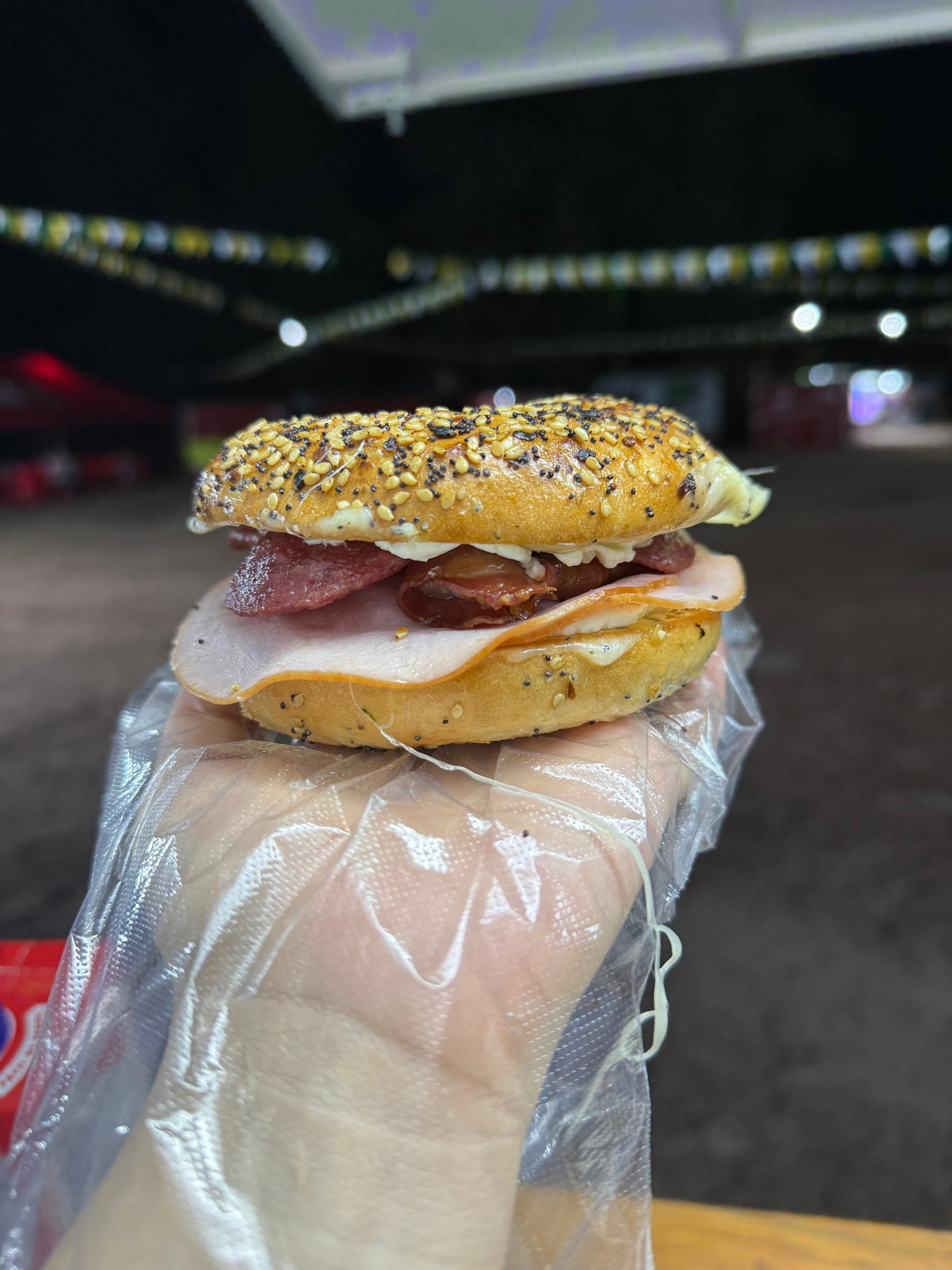 Bagel Triple Carne (Salami, tocino, jamón de pavo, mozzarella y queso crema)_0