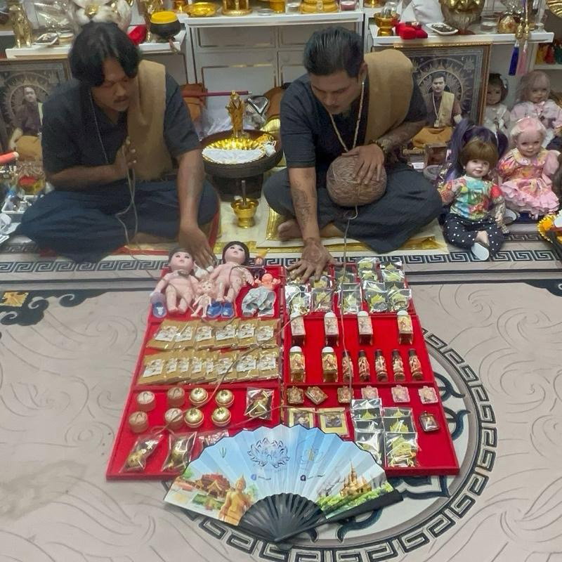15. AJarn Chang and AJarn Yak Famous Ninetail Fox_2