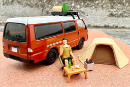 TLVN MODEL 1/64 MAZDA BONGO BRAWNY "CUSTOM" - BROWN WITH FIGURES