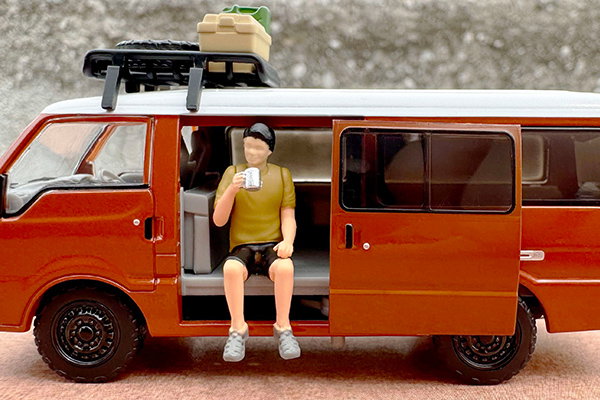 TLVN MODEL 1/64 MAZDA BONGO BRAWNY "CUSTOM" - BROWN WITH FIGURES_3