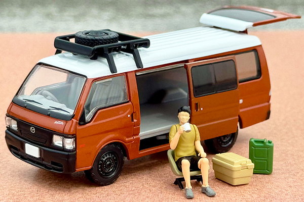 TLVN MODEL 1/64 MAZDA BONGO BRAWNY "CUSTOM" - BROWN WITH FIGURES