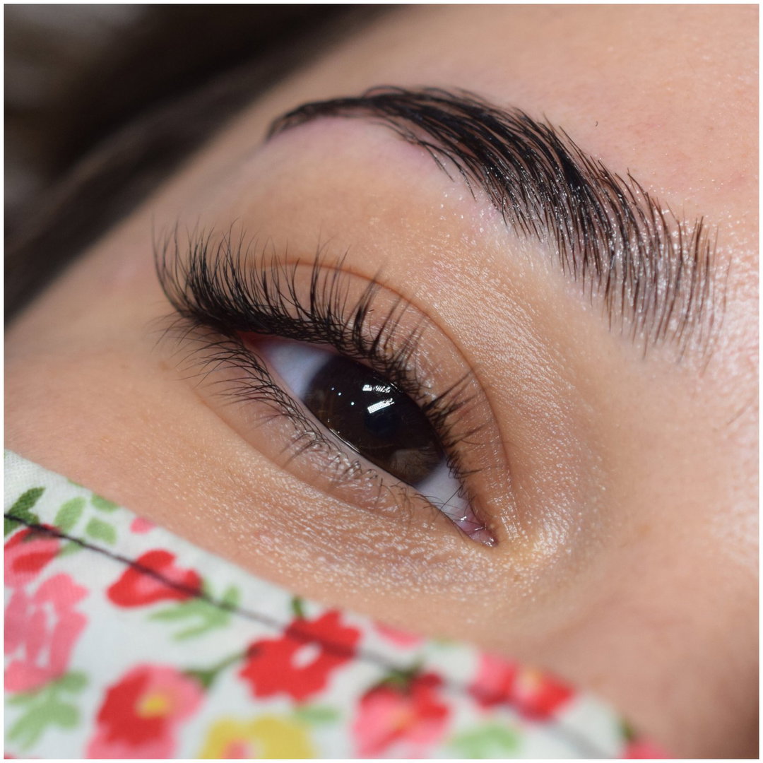 classic lashes extensions  (1 hour 30 minutes)