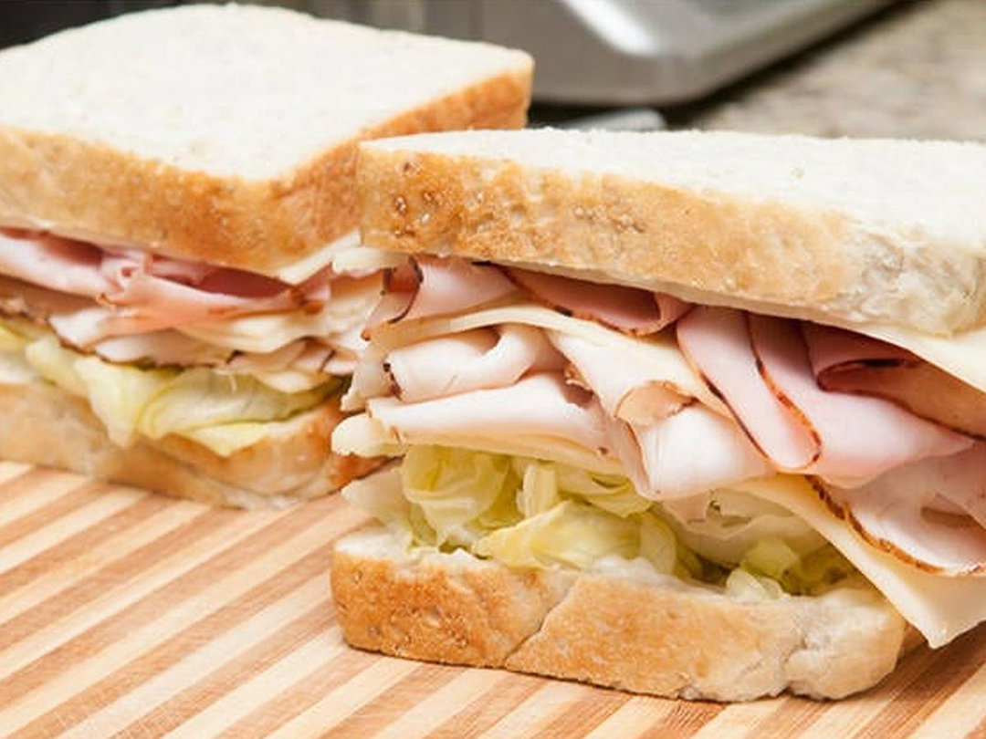 Smoked Turkey Sandwich ساندويتش الديك الرومي المدخن