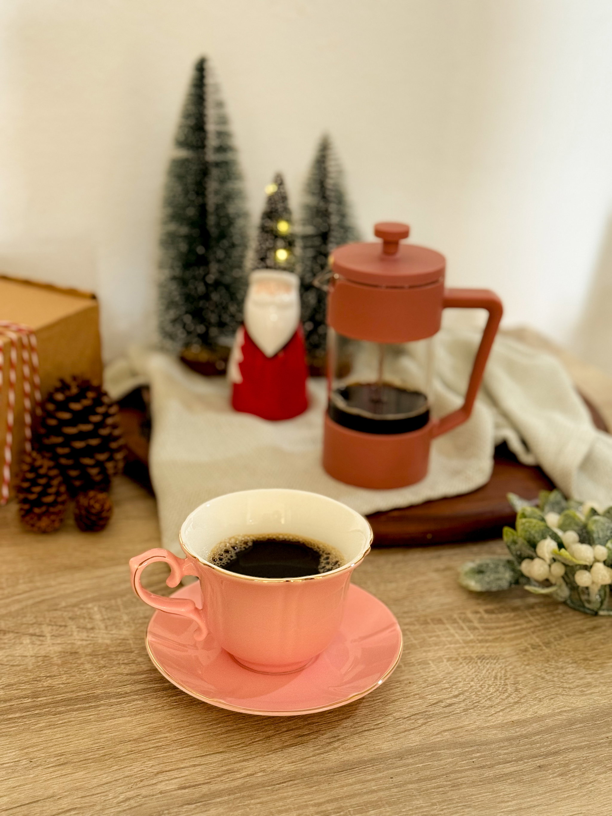 Taza rosada de bordes dorados _2