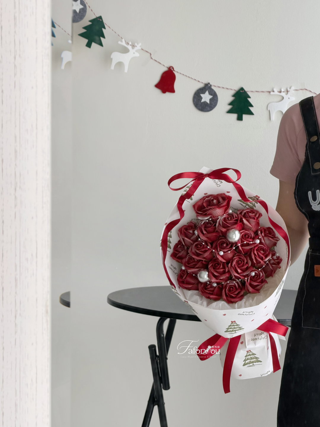 19 Stalk Christmas Tree Bouquet 