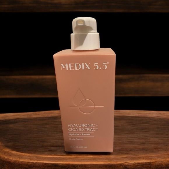 Medix 5.5 hyaluronic + cica abstract_1