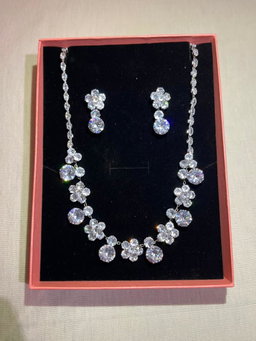 JWLE-0013	diamond ear ring and necklace 