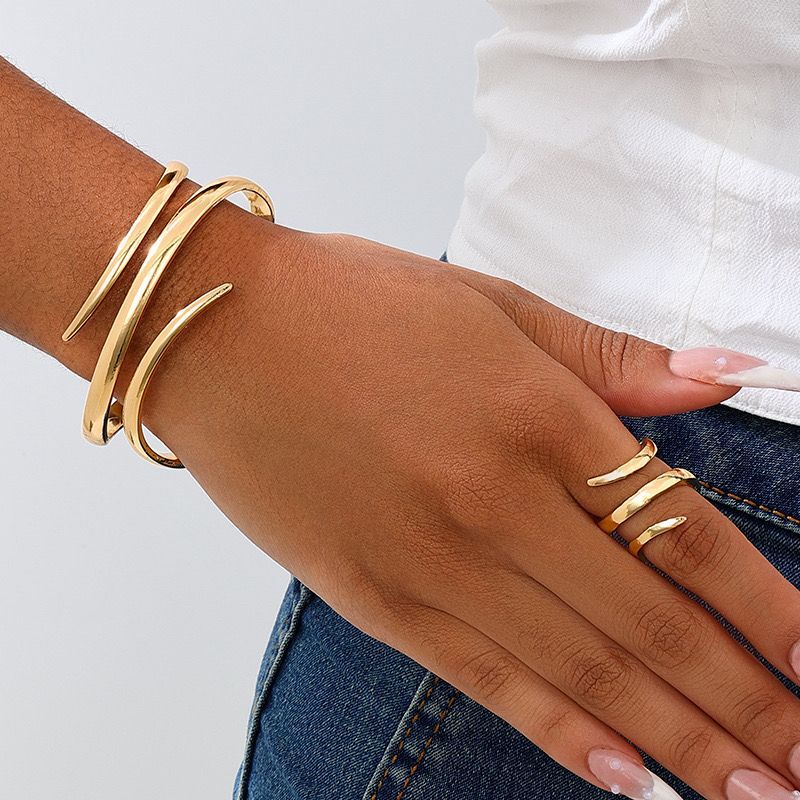 JWLE-0005	Delicate Pearl Bracelete and rings