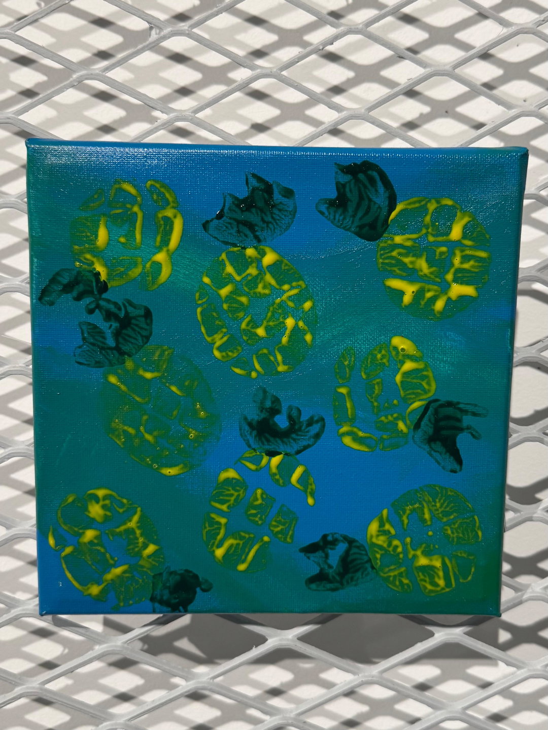 The use of materials to paint pineapple plant