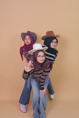 PLAIN BACKGROUND MORE THAN 2 PAX