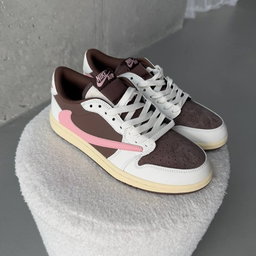 Air Jordan 1 Low x Travis Scott “Dark Pony Pink” 🌸🟤