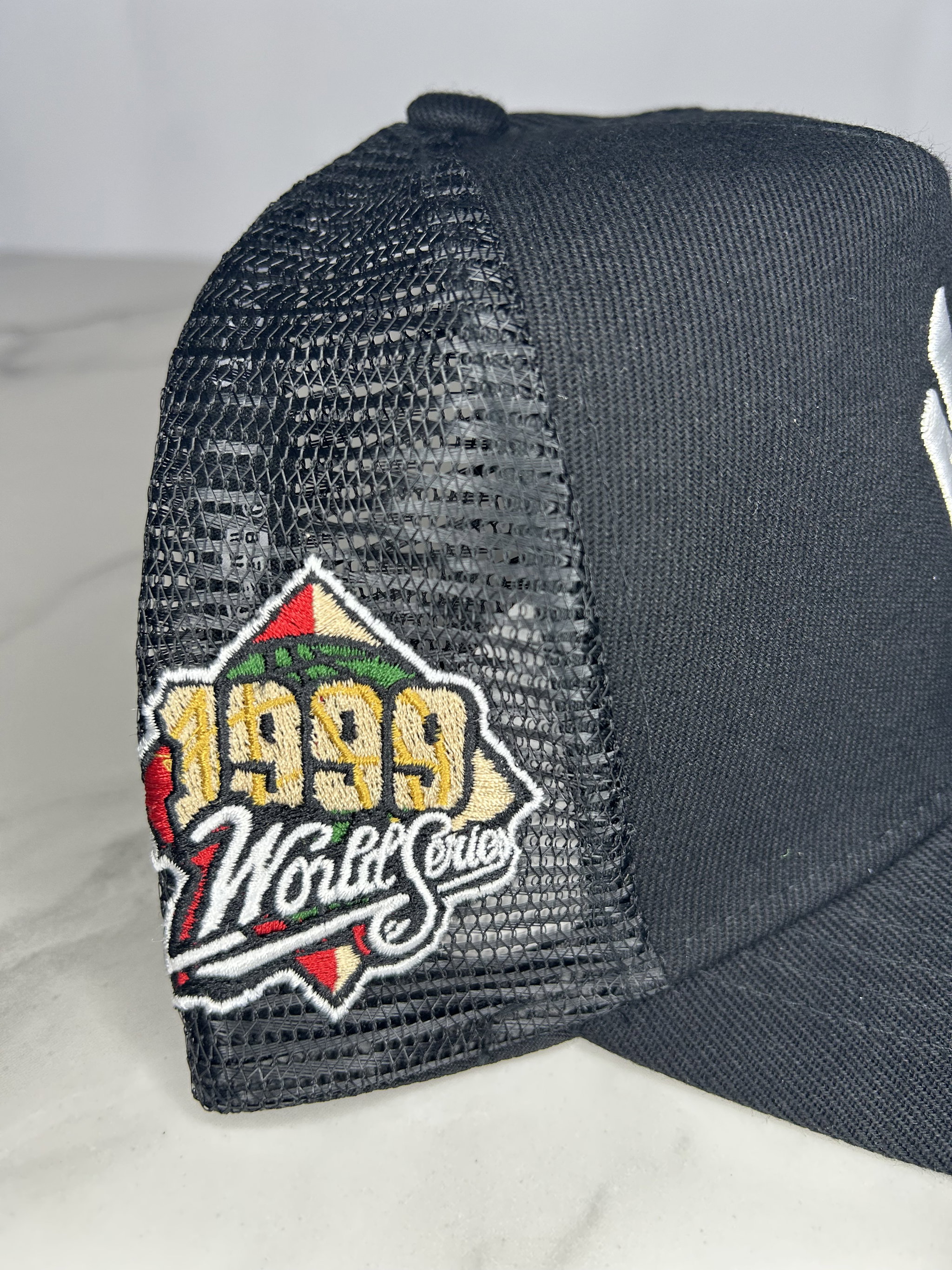 Black NY trucker World Series 1999 New era_2