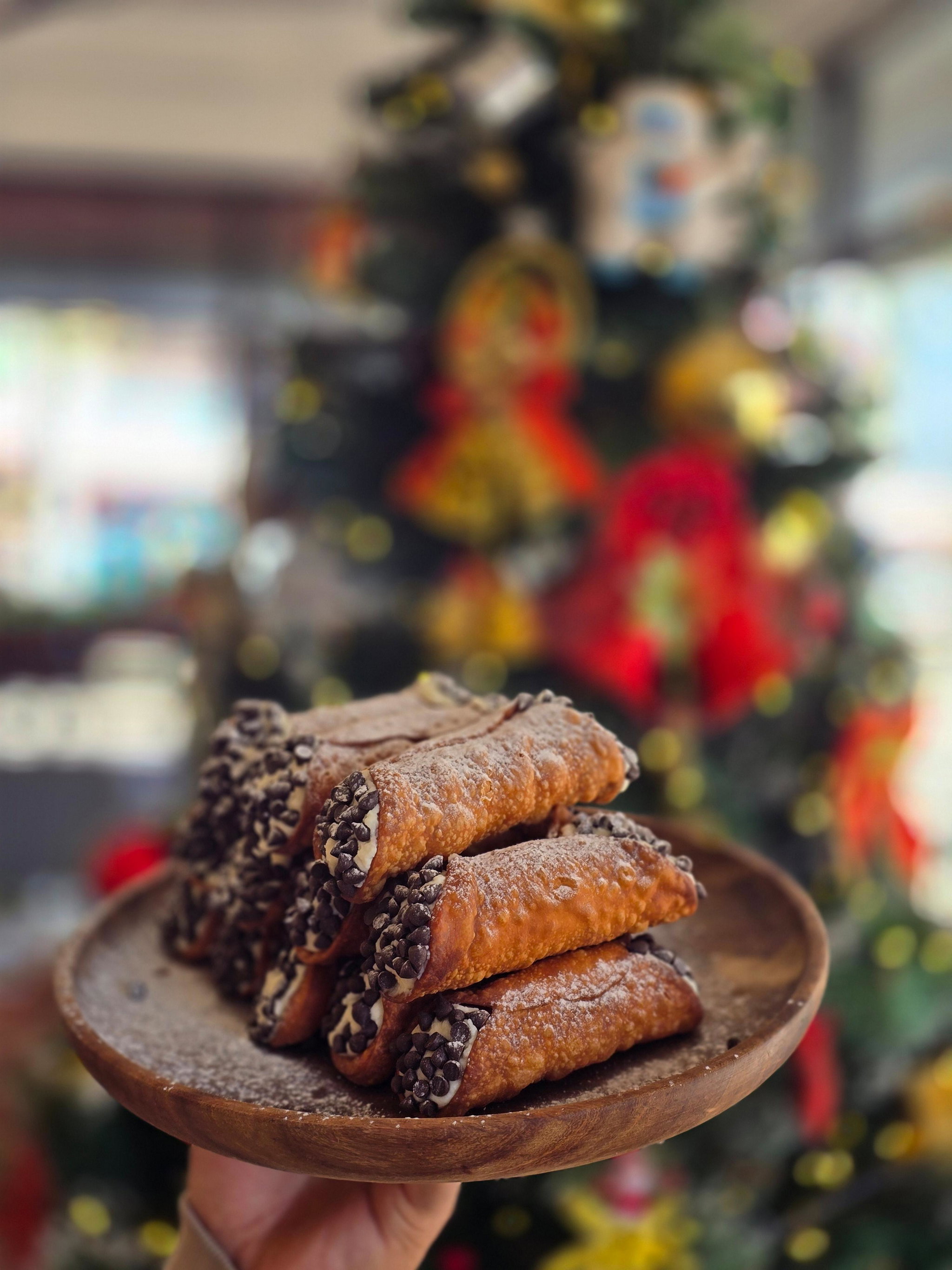 Cannolis w/Chocolate Chips - 1/2 Dozen_0