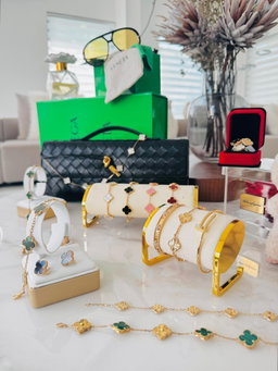 Van cleef 18kt Gold jewelry 