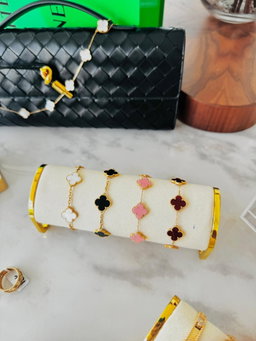 Van cleef 18kt Gold jewelry 