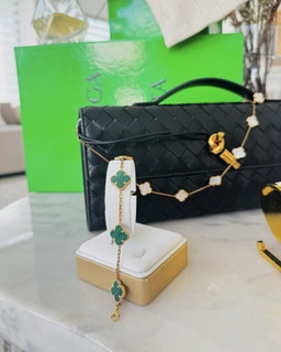 Van cleef 18kt Gold jewelry 