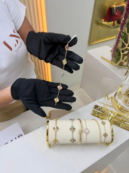 Van cleef 18kt Gold jewelry 