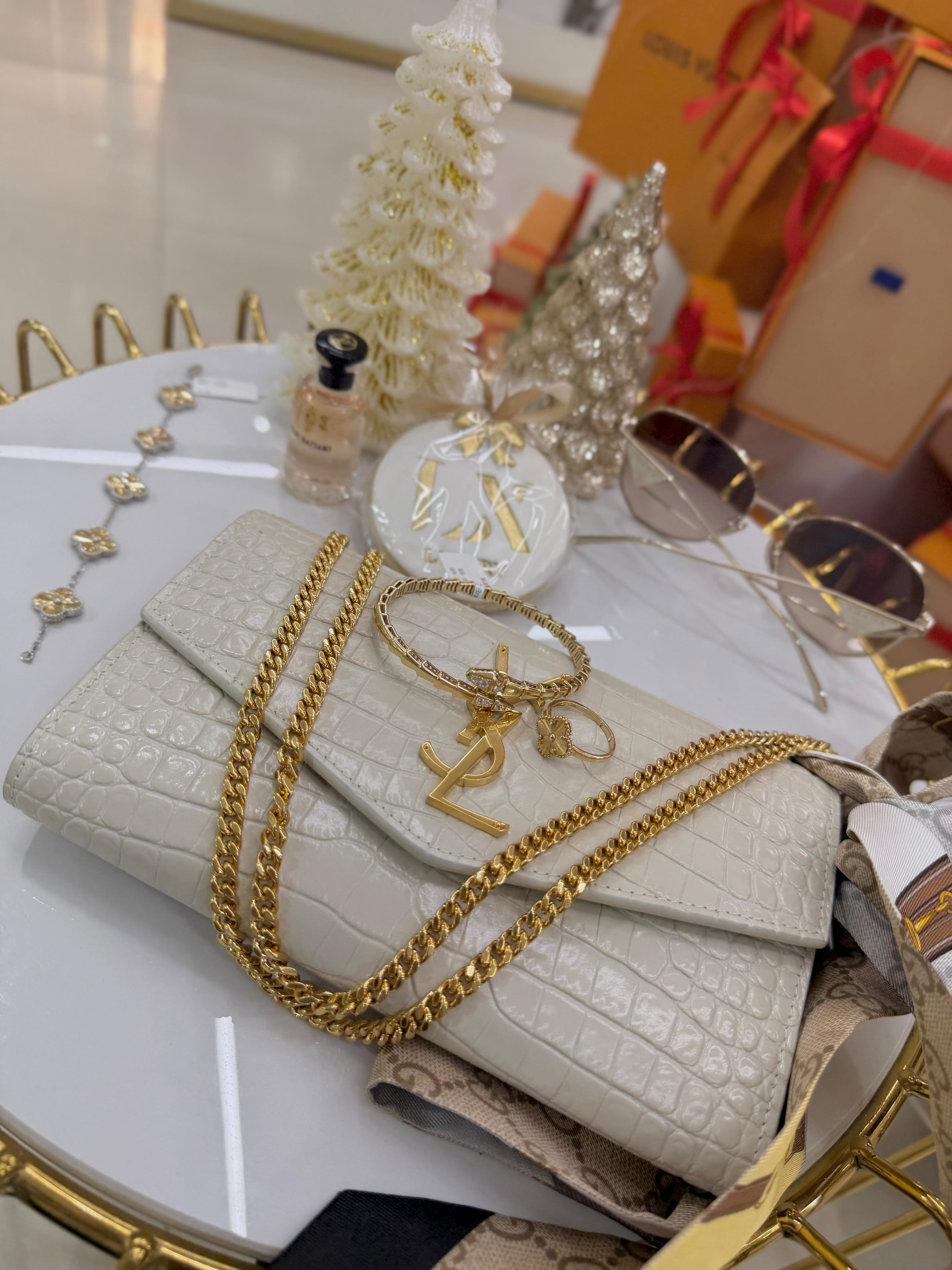 Van cleef 18kt Gold jewelry _10