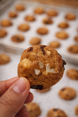 Macadamia Chocolate Chip Cookies 