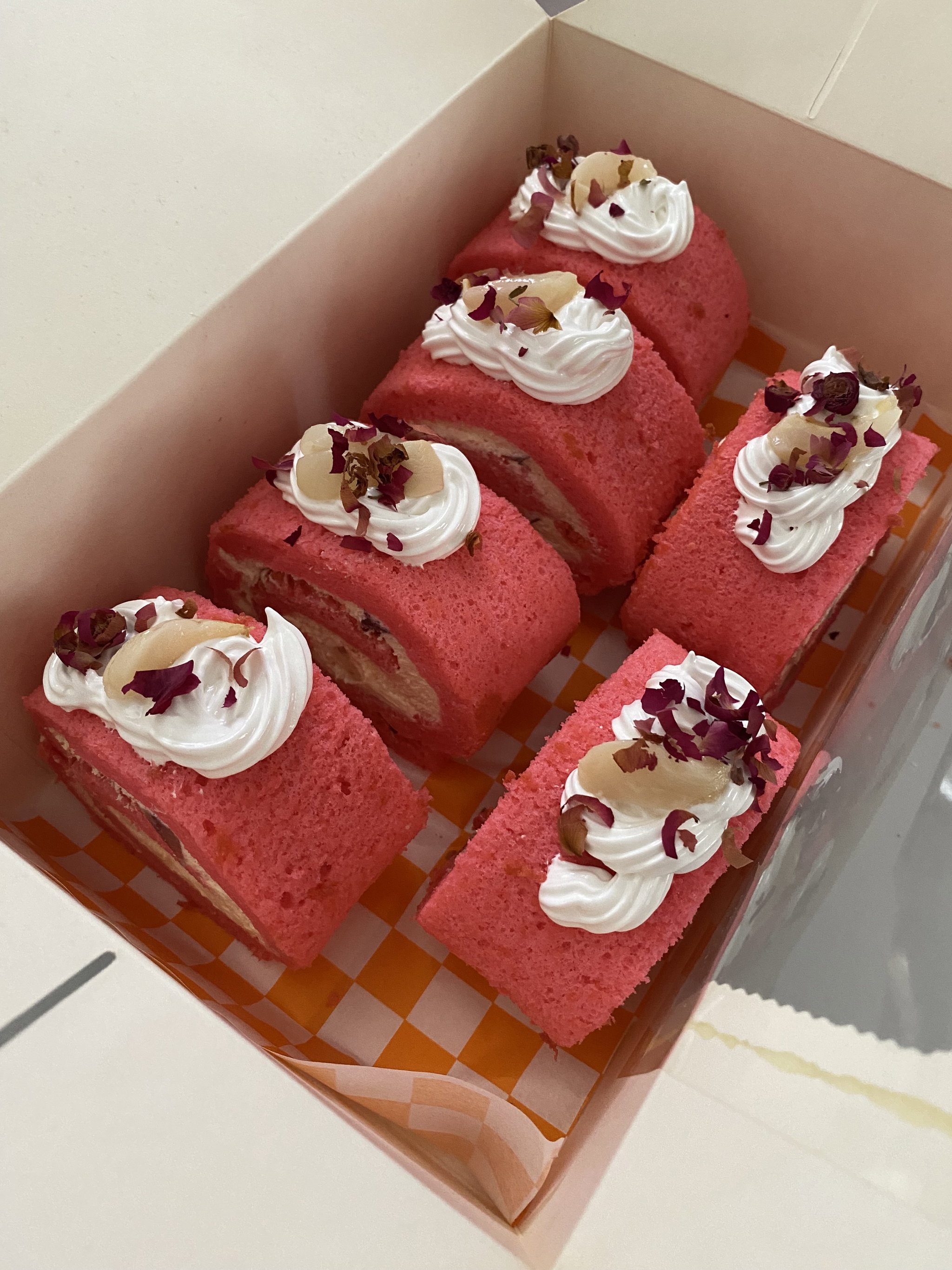 Pink Velvet with Lychee Rose Jelly Cake Rolls_0