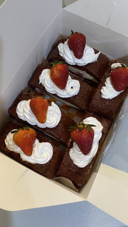 Red Velvet with Strawberries Cake Rolls