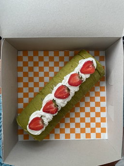 Matcha Cake Roll with Strawberries
