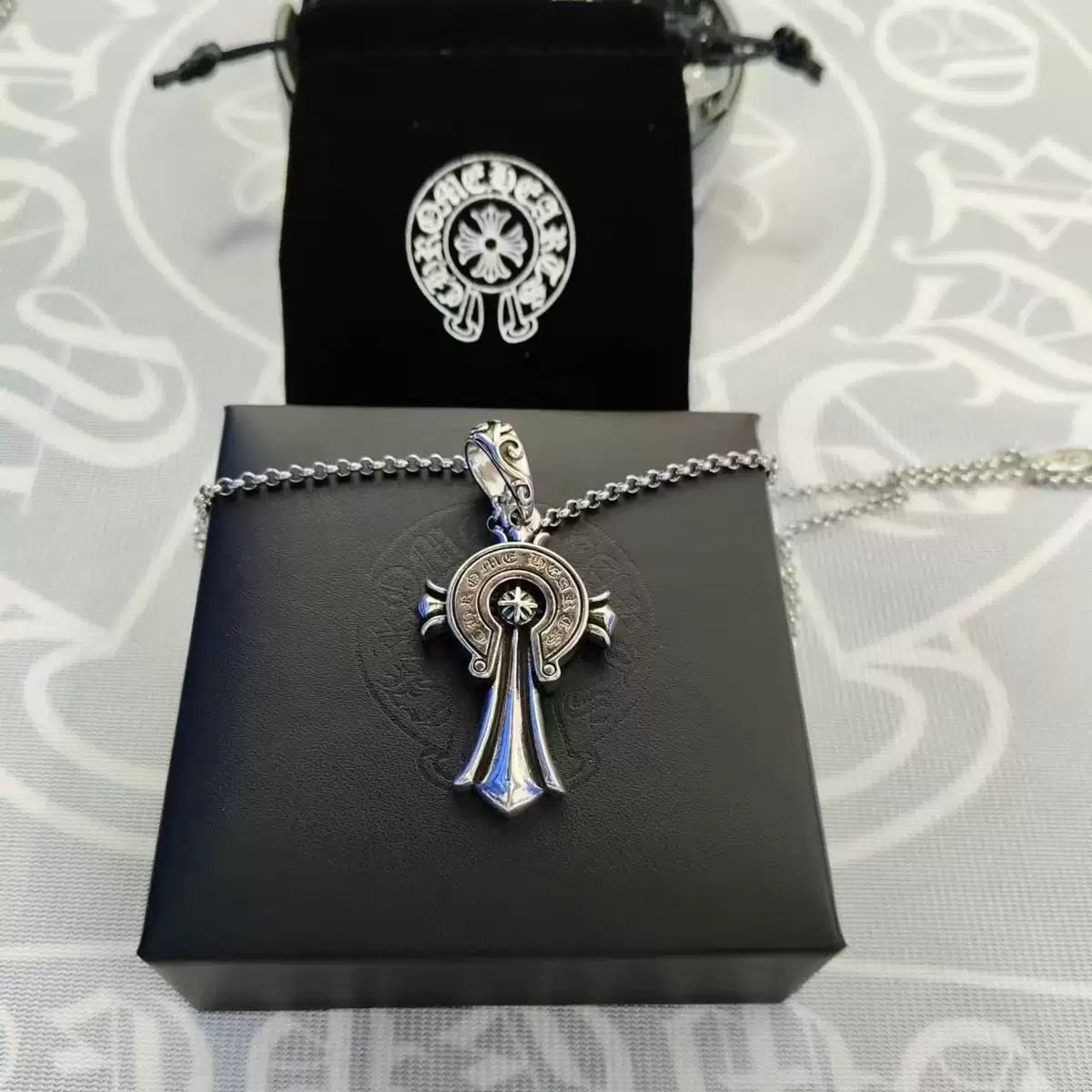 Collier Gothic Cross Pendant – Chrome_3