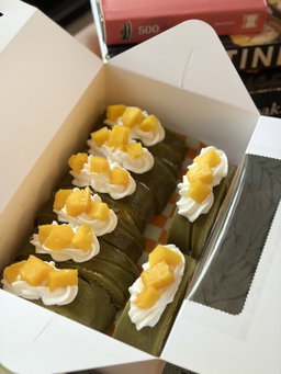 Matcha with Mangoes Cake Rolls