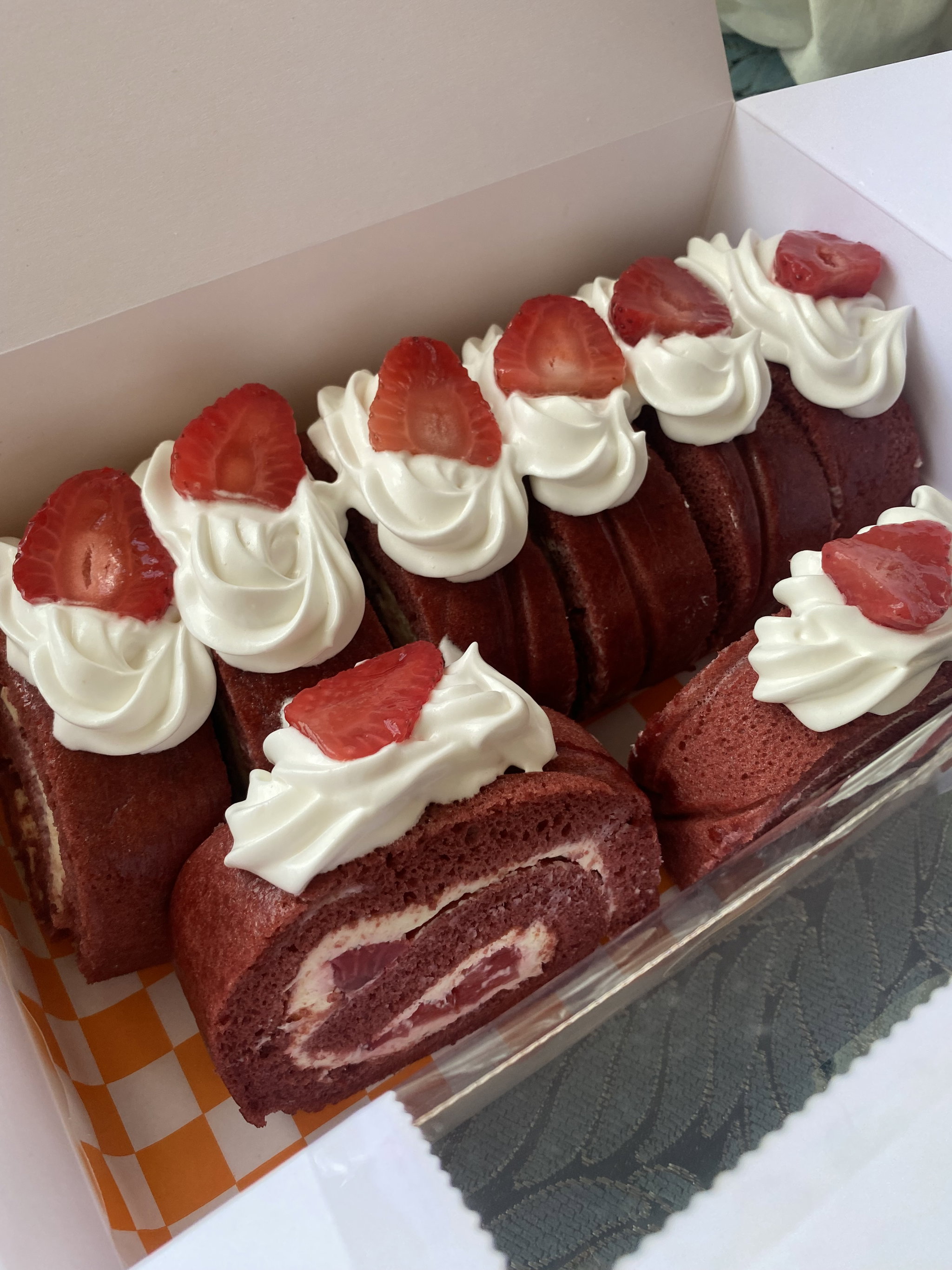Red Velvet with Strawberries Cake Rolls_0