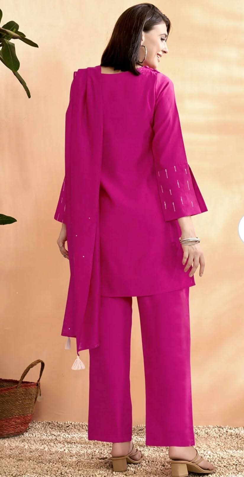 Fuchsia and white embroidered kurta with trousers and dupatta_4