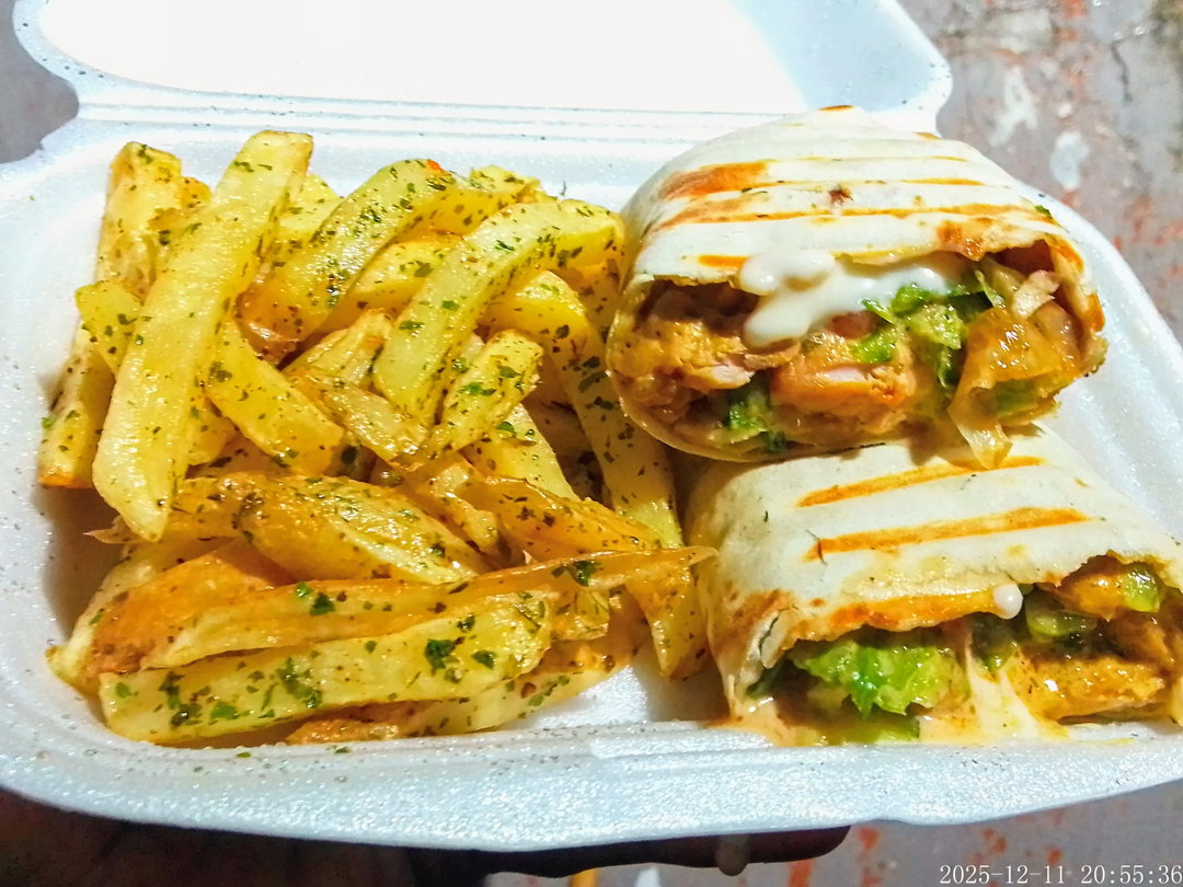 Chicken wrap with chips 