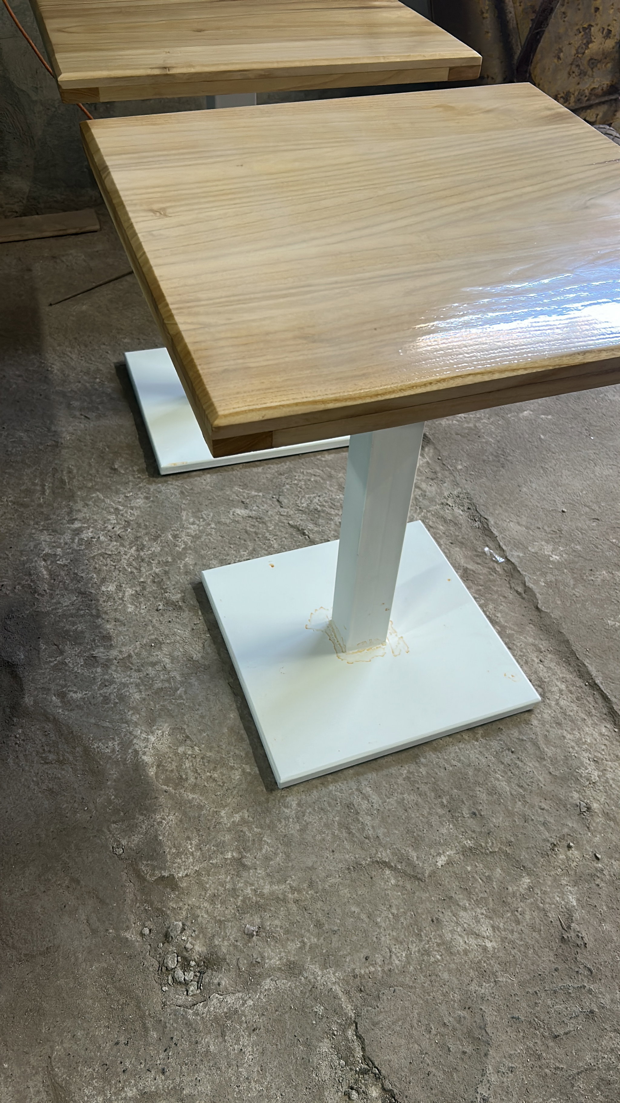 Mesa 24 x 24 pulg base cuadrada cedro natural _1