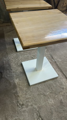 Mesa 24 x 24 pulg base cuadrada cedro natural 