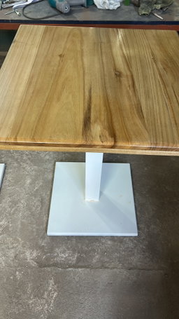 Mesa 24 x 24 pulg base cuadrada cedro natural 
