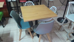 Mesa Cuadrada Madera Natural 30 x30 pulg Base Metal 