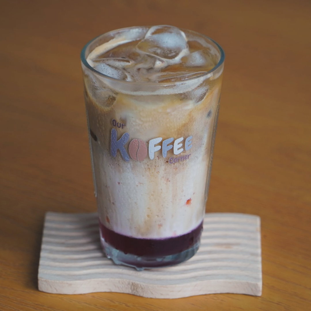 🍓Iced Strawberry Cafe Latte