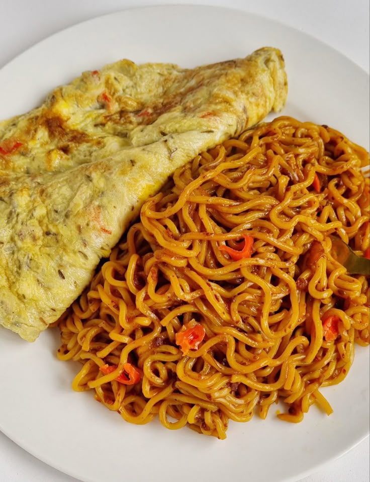 2 noodles, 1 fried egg
