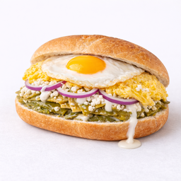 Torta de Chilaquiles con Huevo Estrellado
