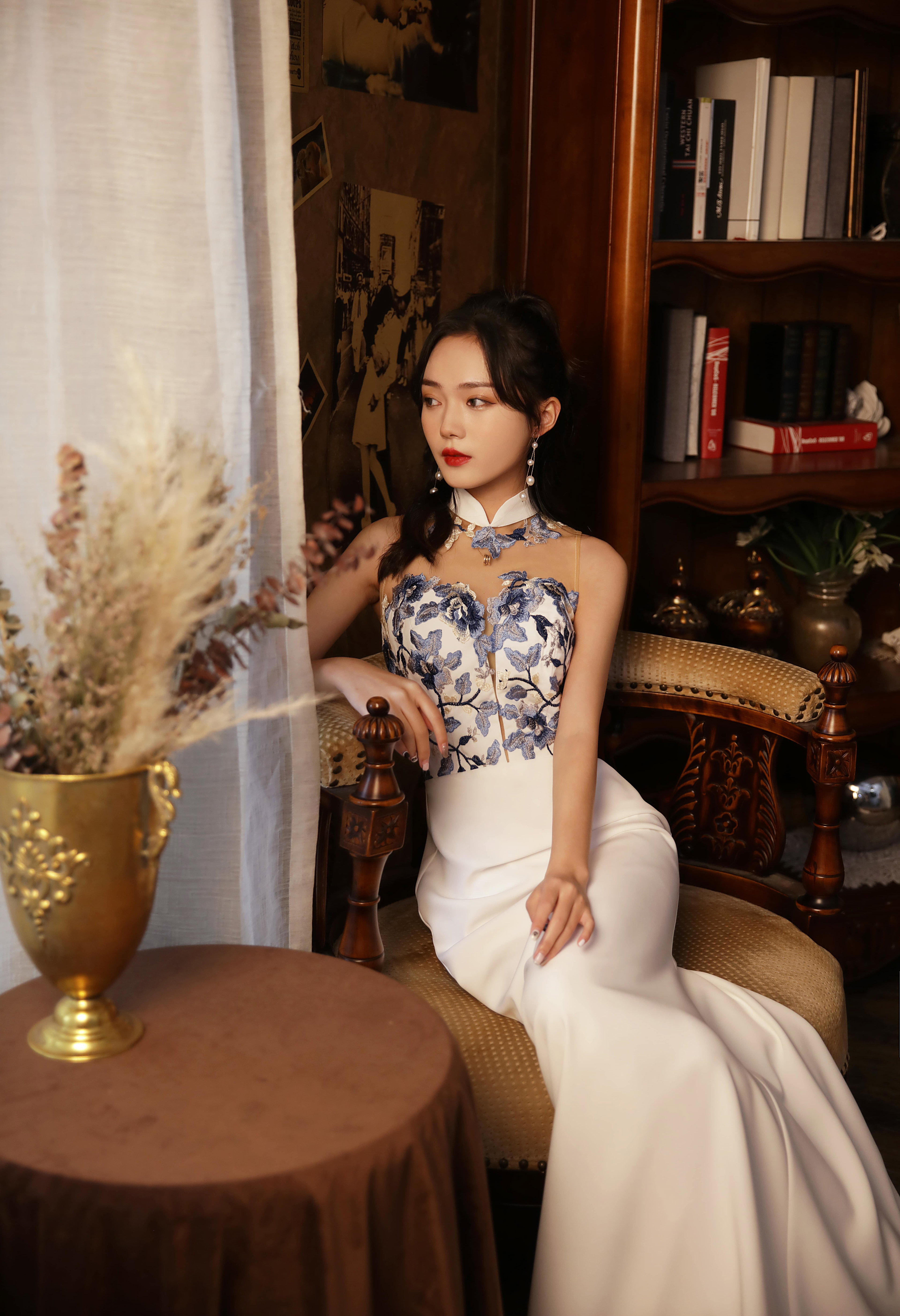 Porcelain Cheongsam with TRAIN. Enter to SHOP_0