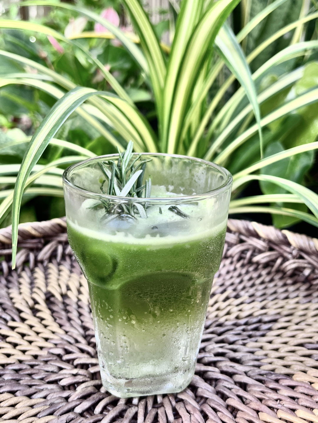 Matcha Tonic with lime 