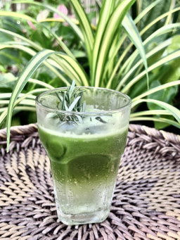 Matcha Tonic with lime 