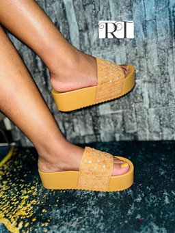 Wemen sandals R260 including delivery 