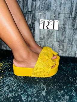 Wemen sandals R260 including delivery 
