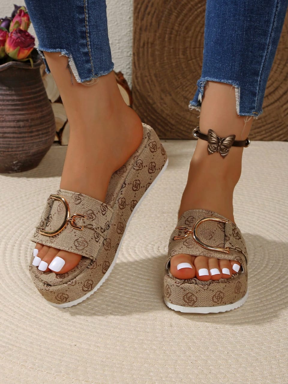 Wemen sandals R260 including delivery _2