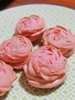 Rose Macarons with Lychee Buttercream & Raspberry Centre (6pcs)