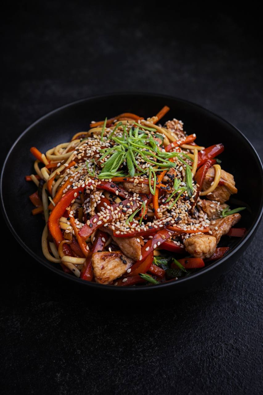 Fideos con lomo de cerdo y vegetales en salsa asiática_0