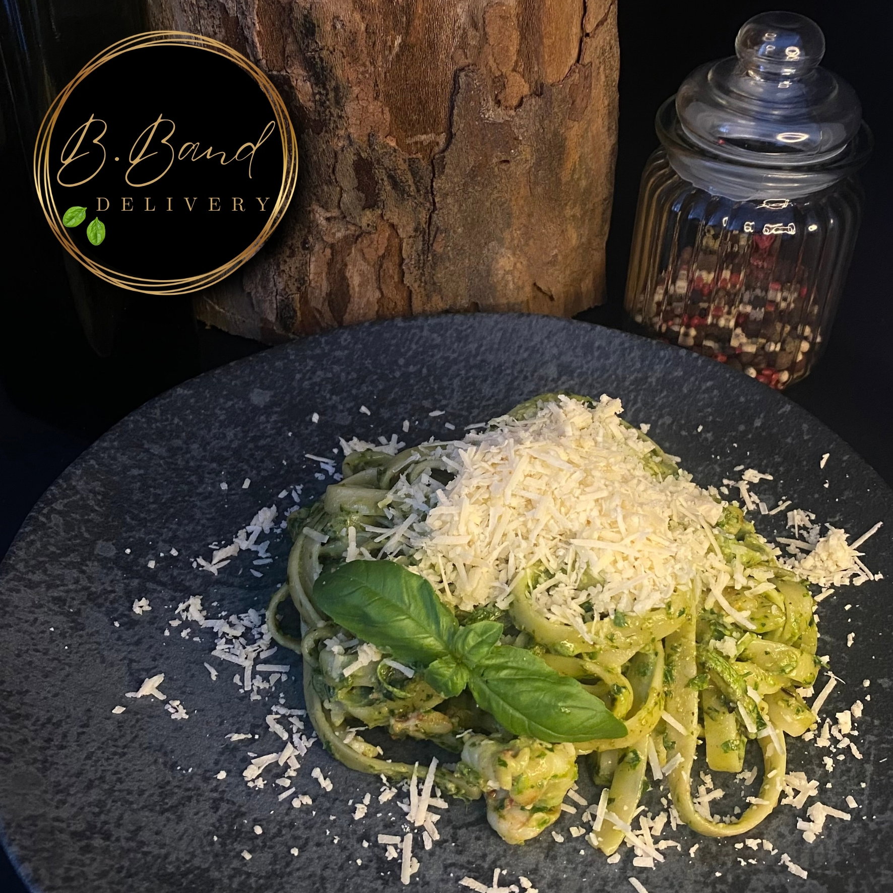 Pasta con camarones en salsa cremosa con pesto de albahaca, espinaca y parmesano_0