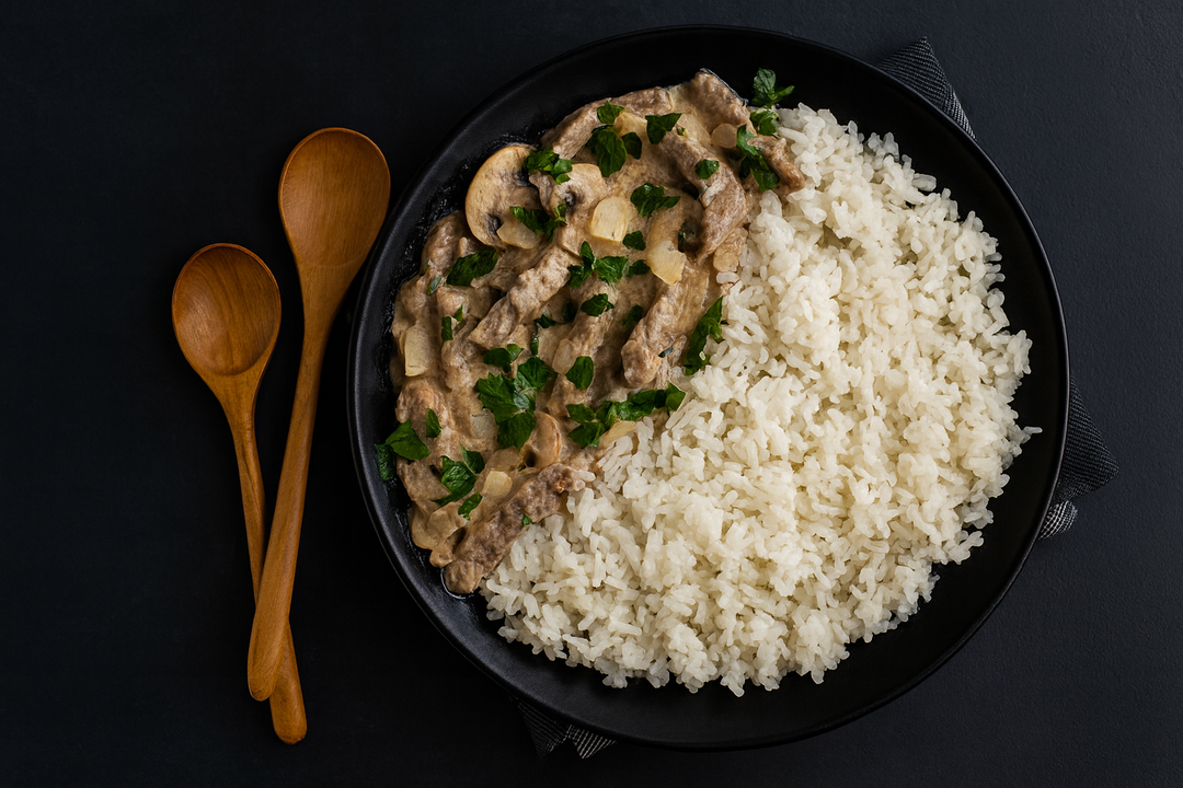 Clásico Stroganoff casero con carne tierna y salsa cremosa con arroz