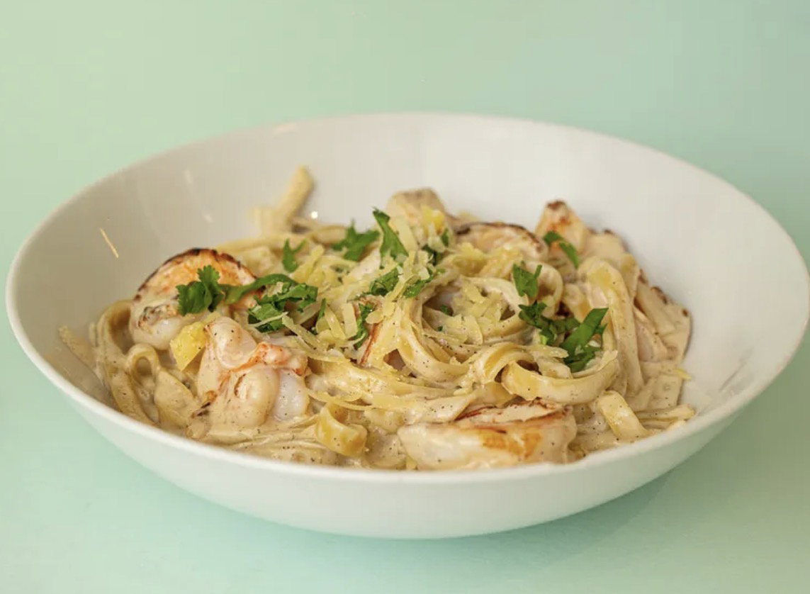 Fetuccini alfredo con camarones._0
