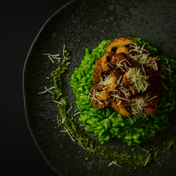 Risotto cremoso de espinaca con hongos grillados y parmesano